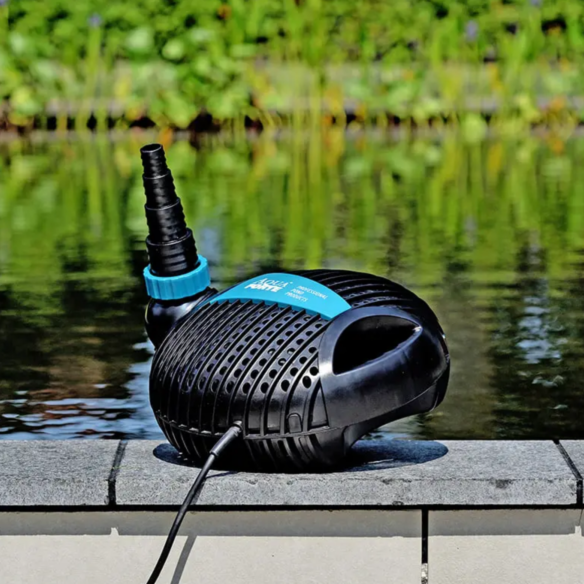 AquaForte O- vijverpomp naast de zwemvijver