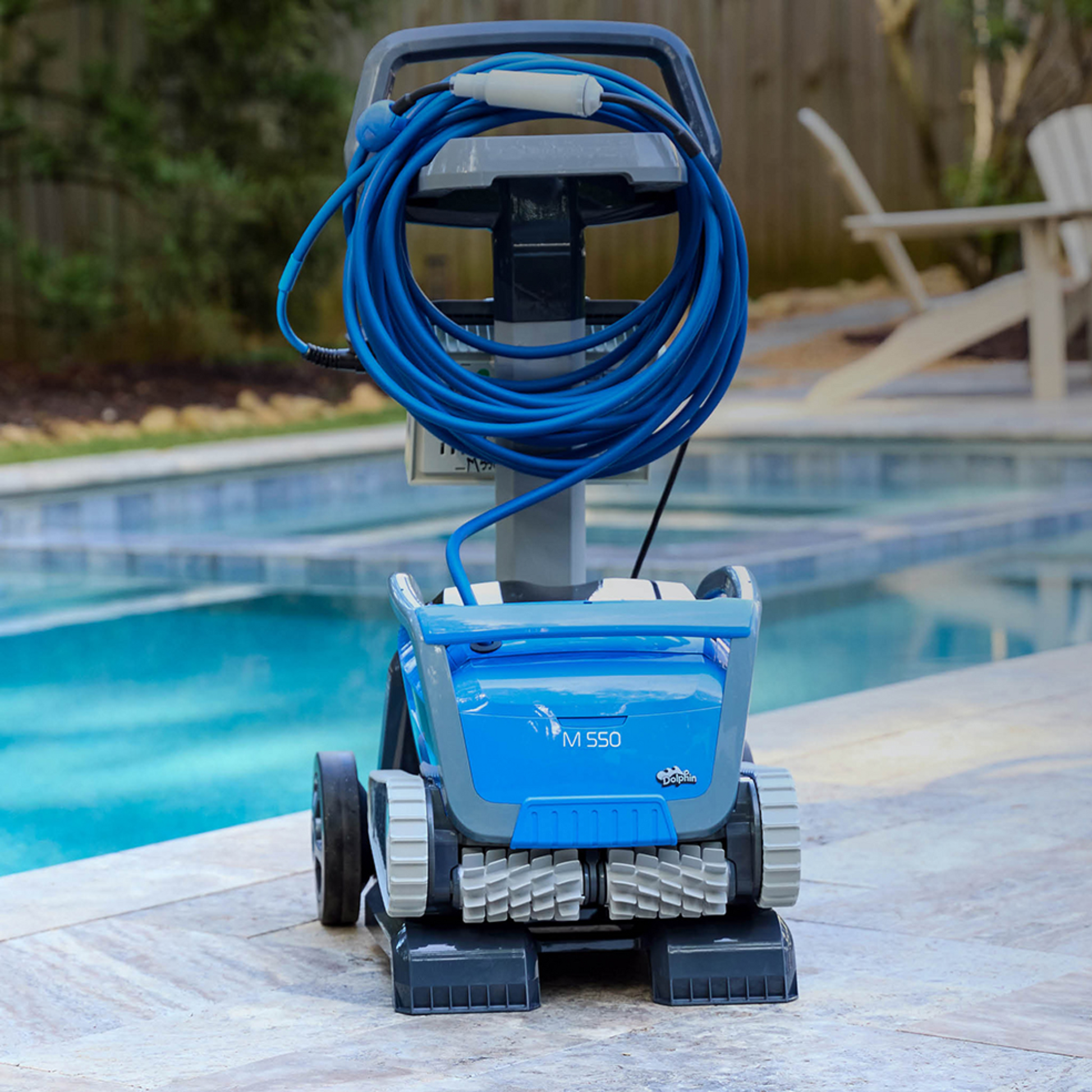 Dolphin M550 zwembadrobot met transportwagentje en appbediening