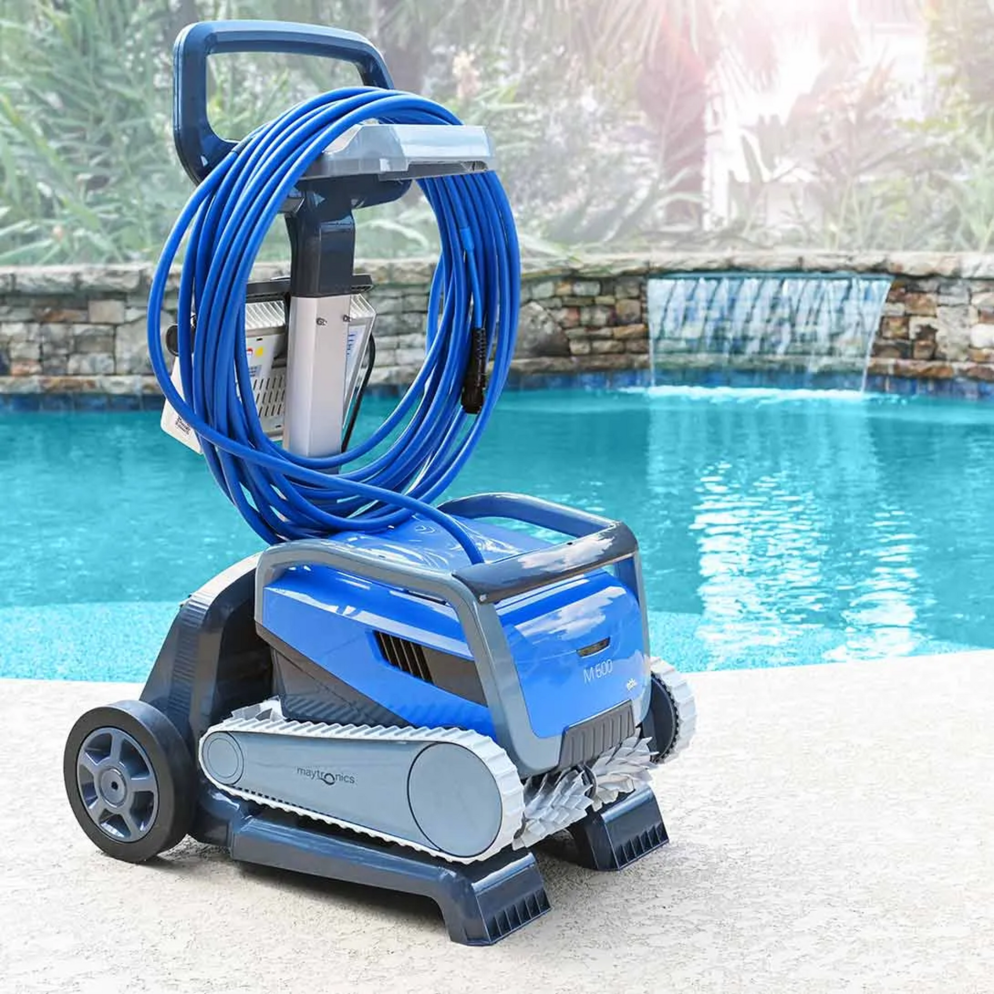 Dolphin M600 zwembadrobot met wifi-app en transportcaddy