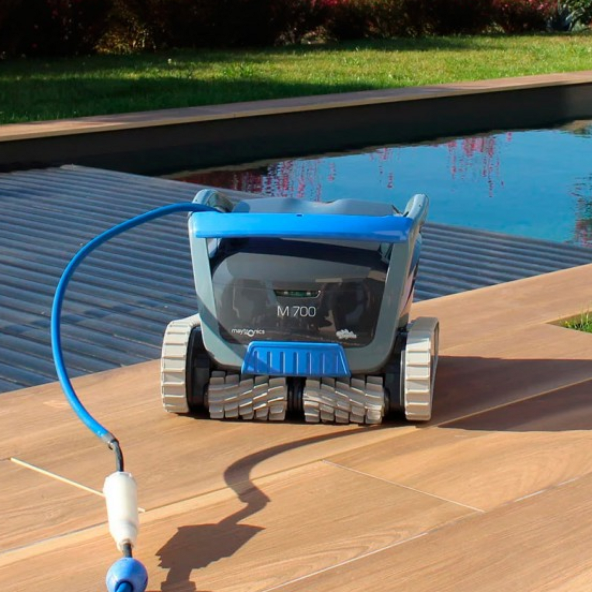 Dolphin M700 zwembadrobot naast het zwembad